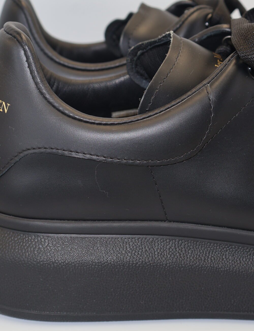 Alexander McQueen-Tenis Negros - Image 6