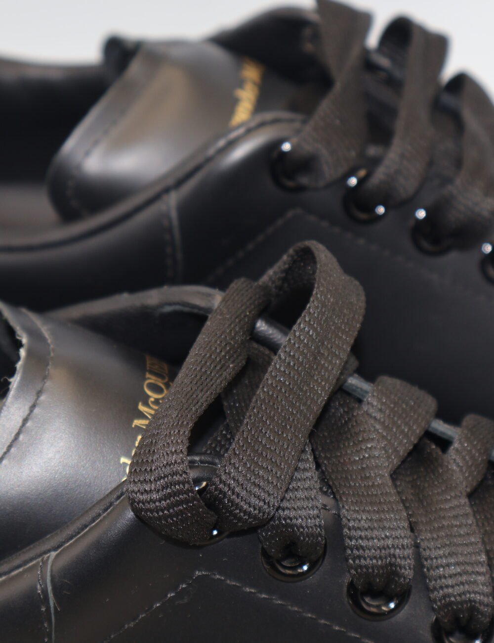 Alexander McQueen-Tenis Negros - Image 4