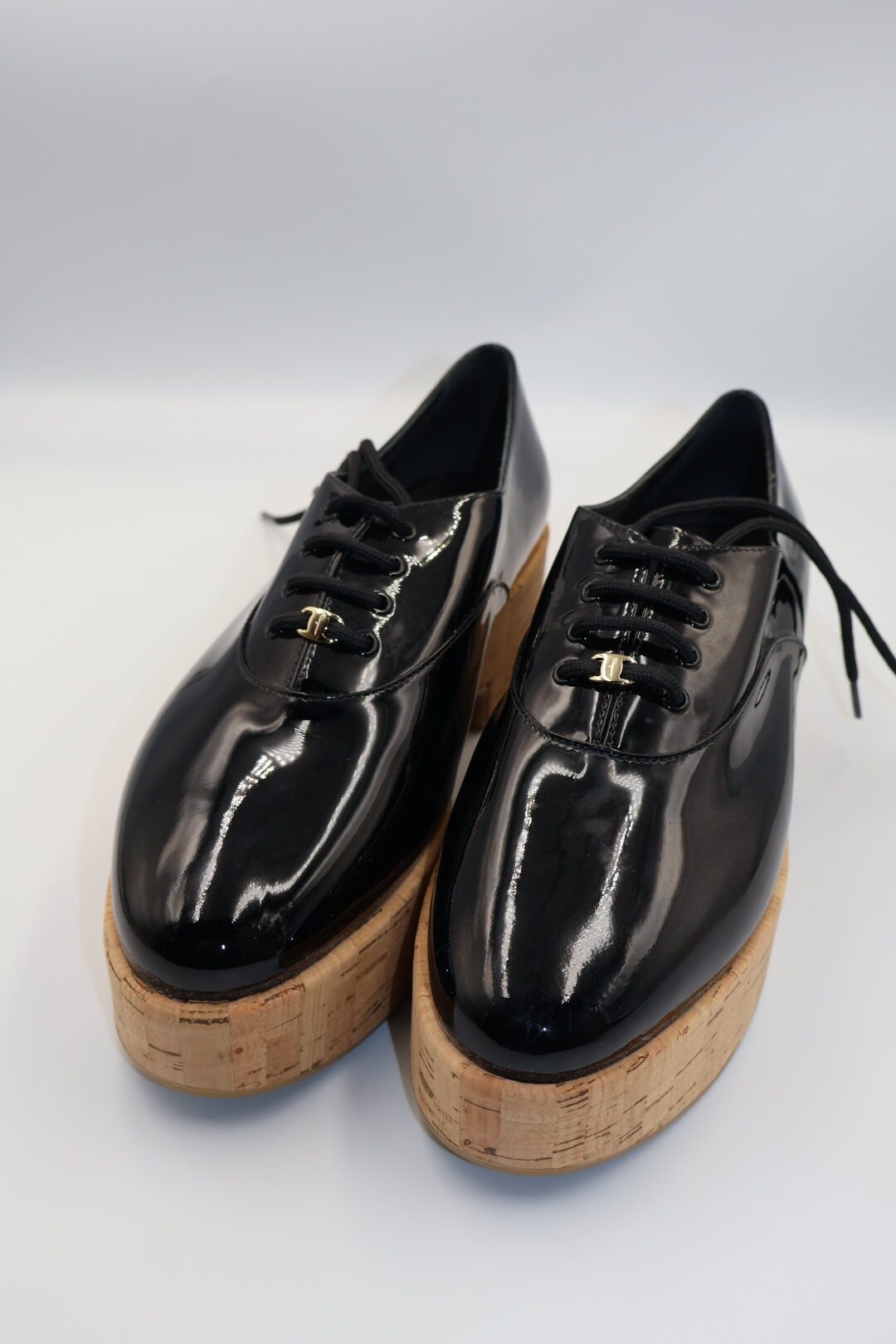 FERRAGAMO - DERBIS DE CHAROL/ALPARGATA DE CORCHO