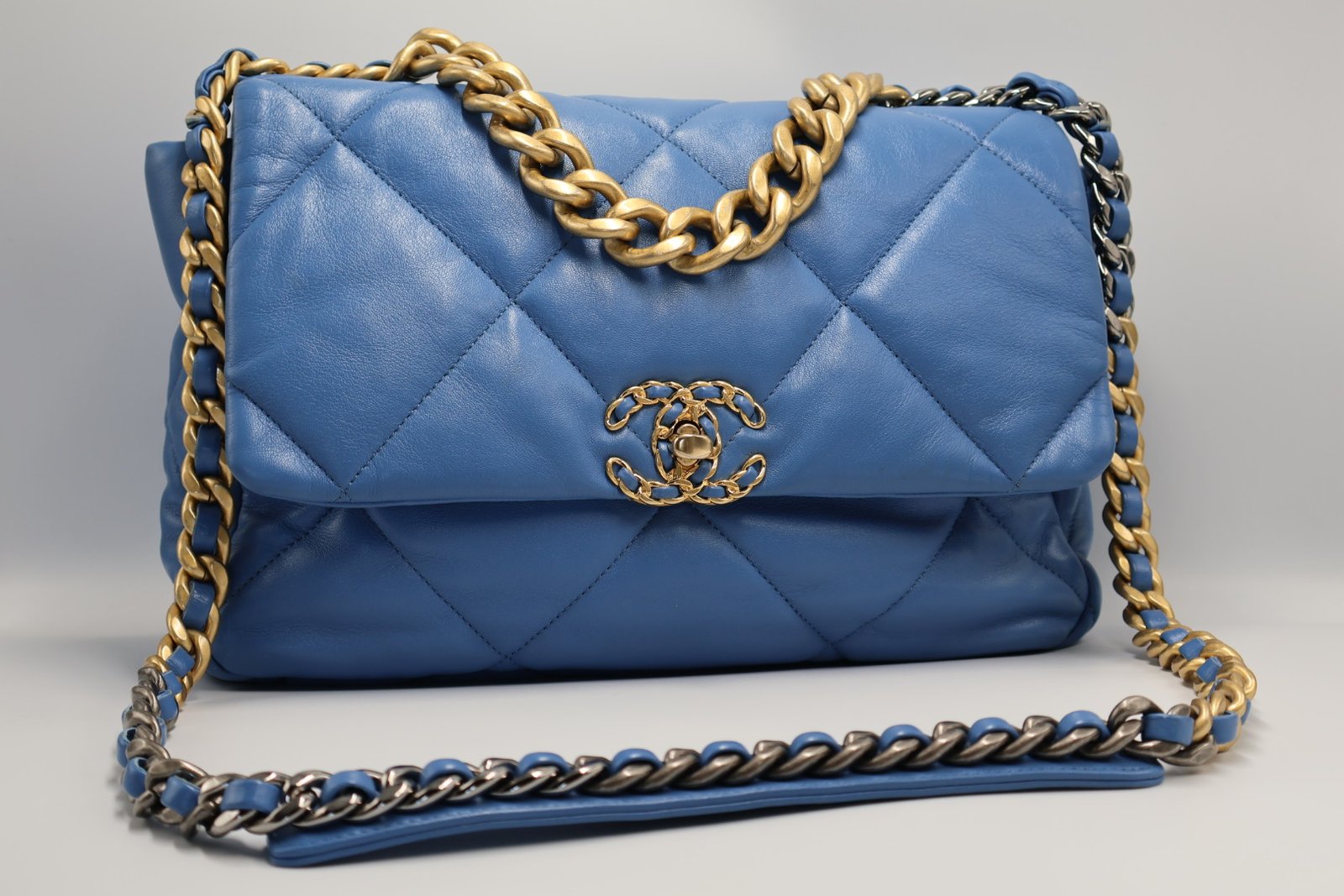 CHANEL - 19 FLAP BAG