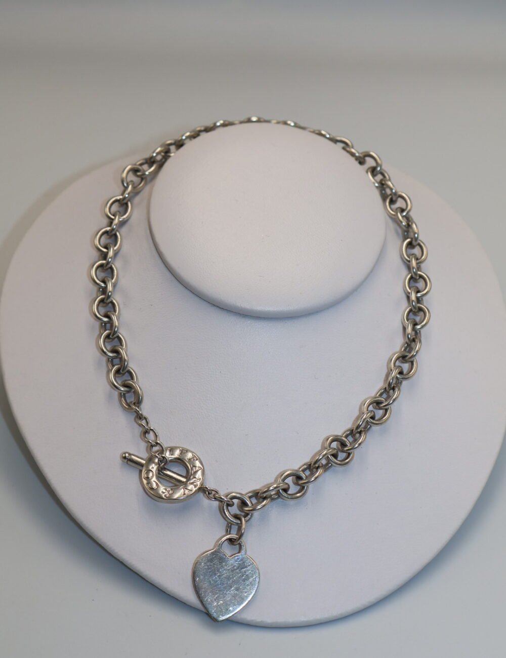 TIFFANY & CO - COLLAR CON PLACA ESTILO CORAZÓN