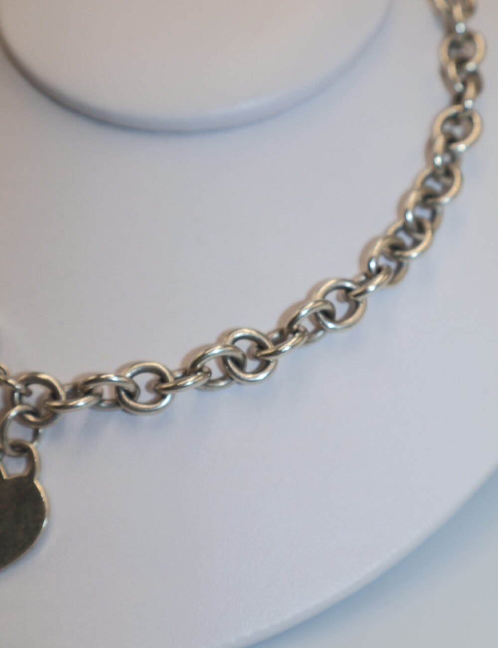 TIFFANY & CO - COLLAR CON PLACA ESTILO CORAZÓN - Image 4