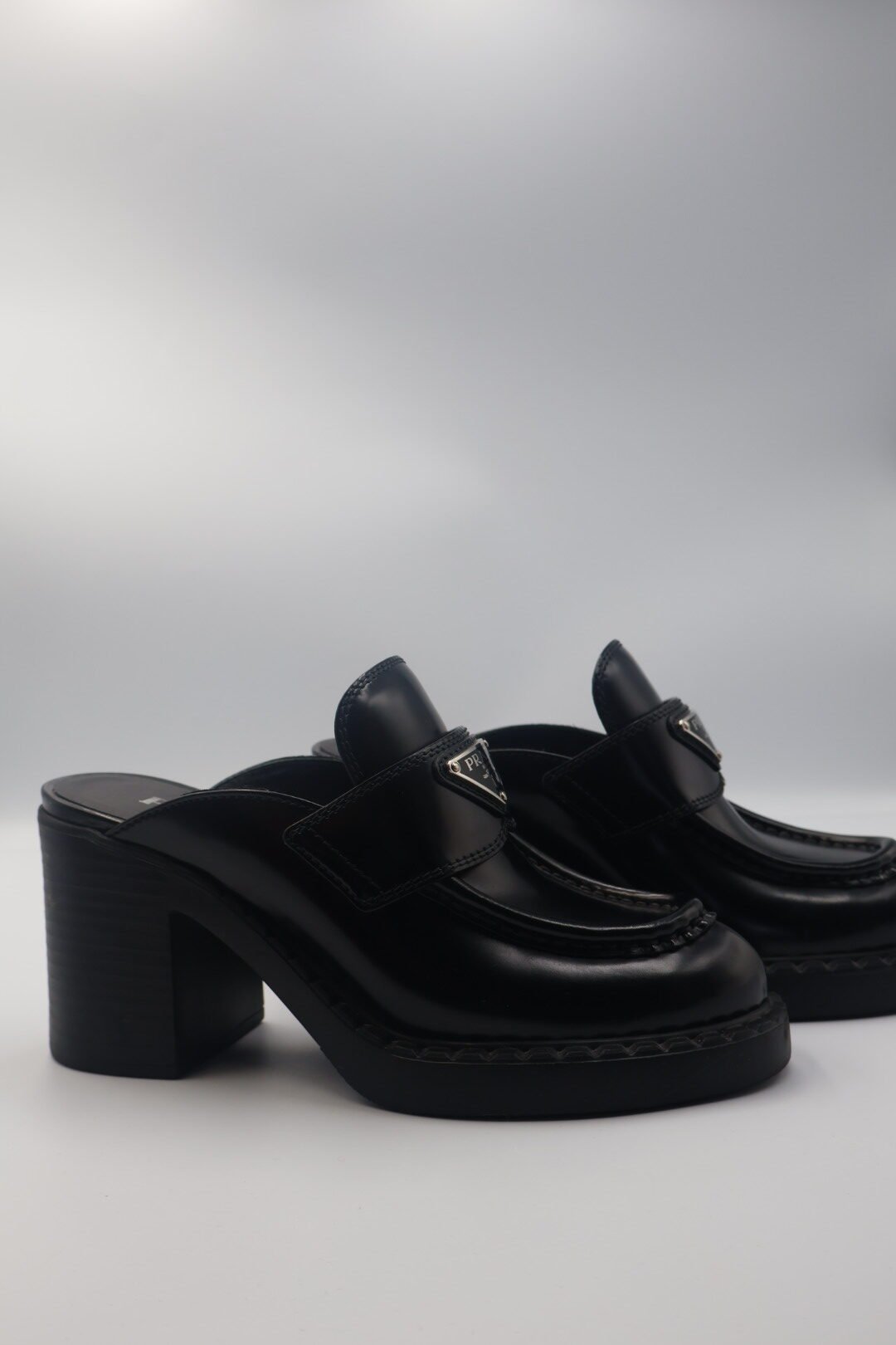 PRADA- MULES CON LOGO TRIANGULAR