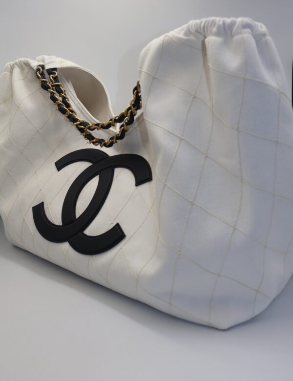 CHANEL - BOLSO DENIM CALFSKIN QUILTED COCO BEACH SMALL SHOPPING TOTE WHITE BLACK