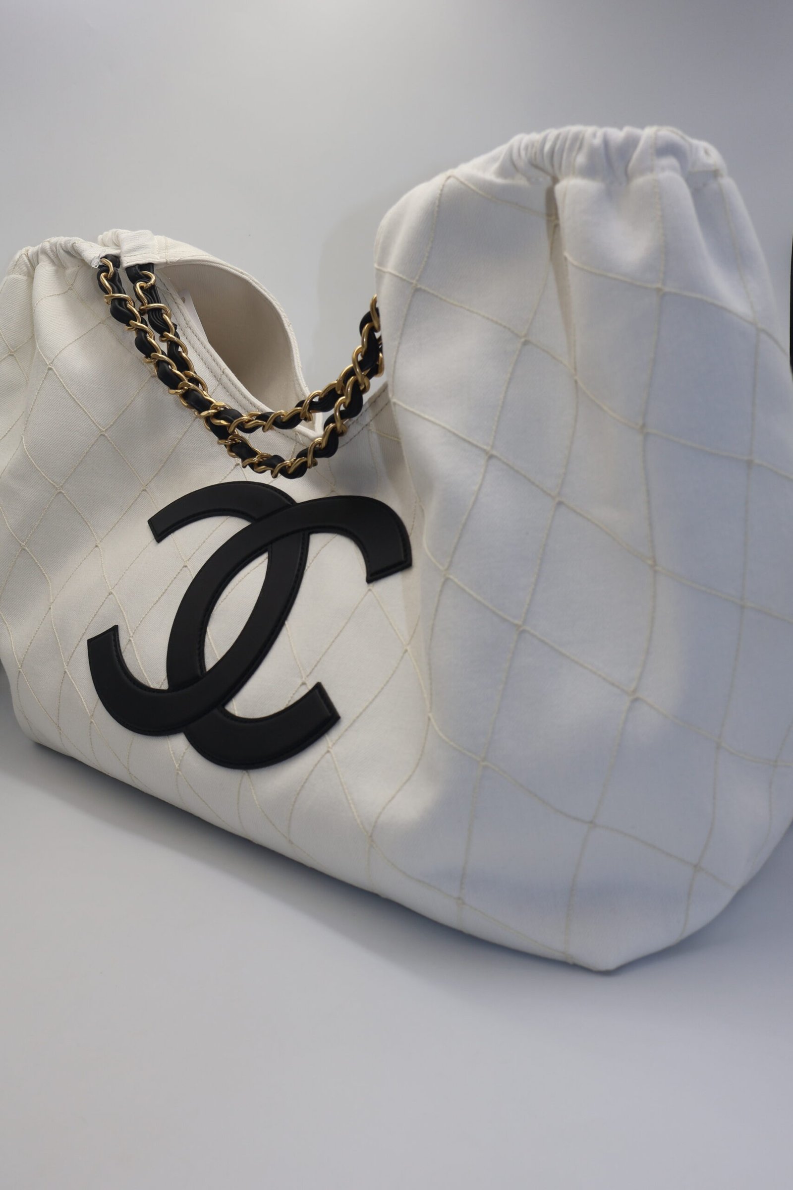 CHANEL - BOLSO DENIM CALFSKIN QUILTED COCO BEACH SMALL SHOPPING TOTE WHITE BLACK